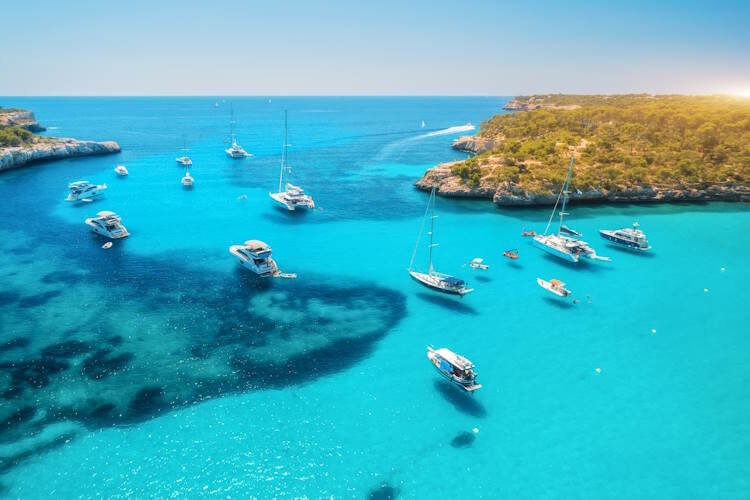Segelparadies Balearen – ein Yachturlaub in den idyllischen Buchten
